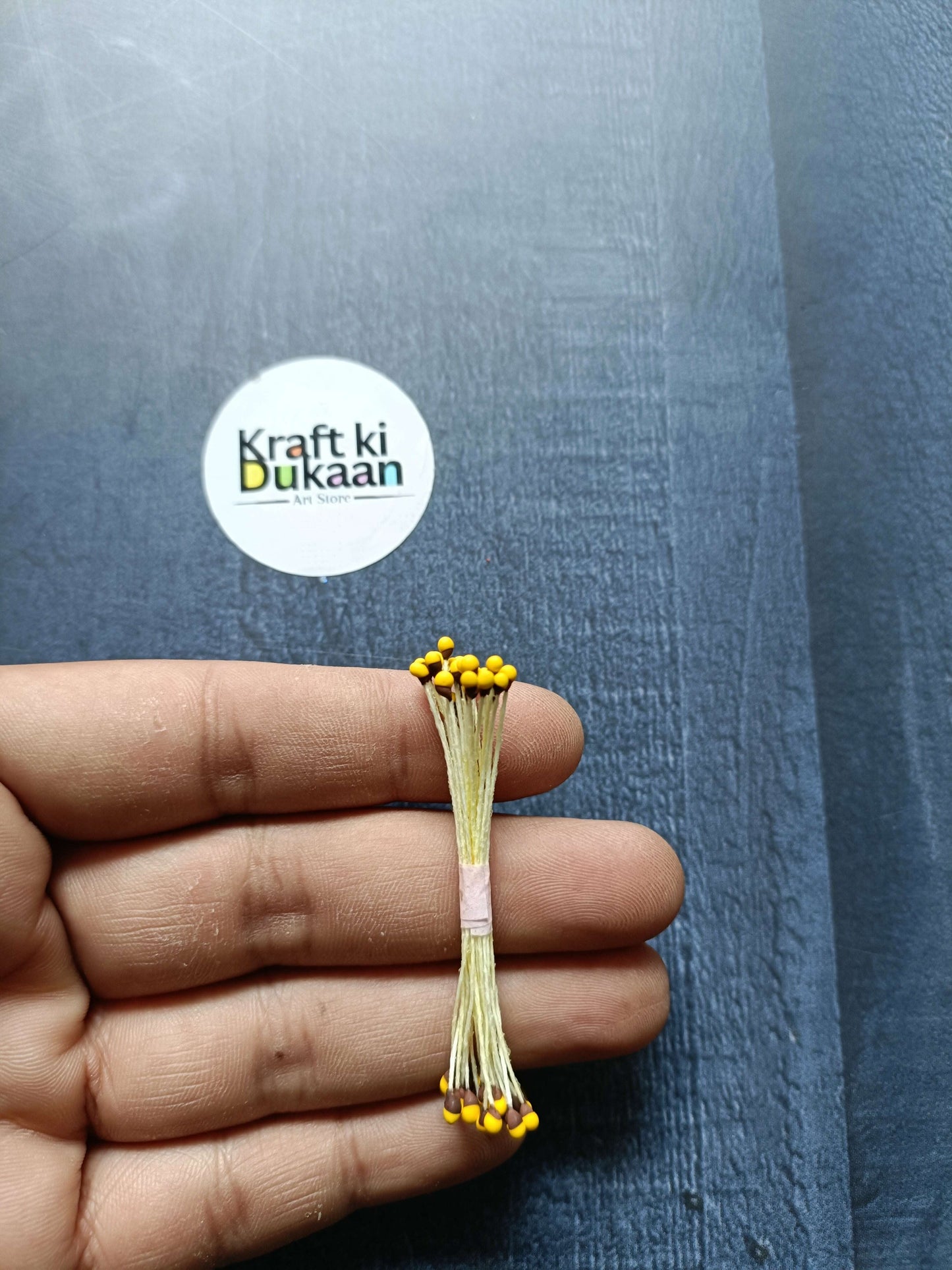 Artificial pollens bunch with yellow buds on light green stems, 6CM
