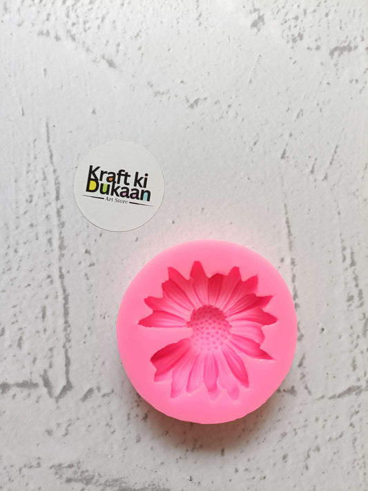 Daisy Flower Pink Mould with daisy flower relief in the center