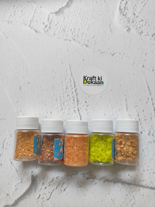 Pack of 5 glass stones in assorted colors, in small capped jars