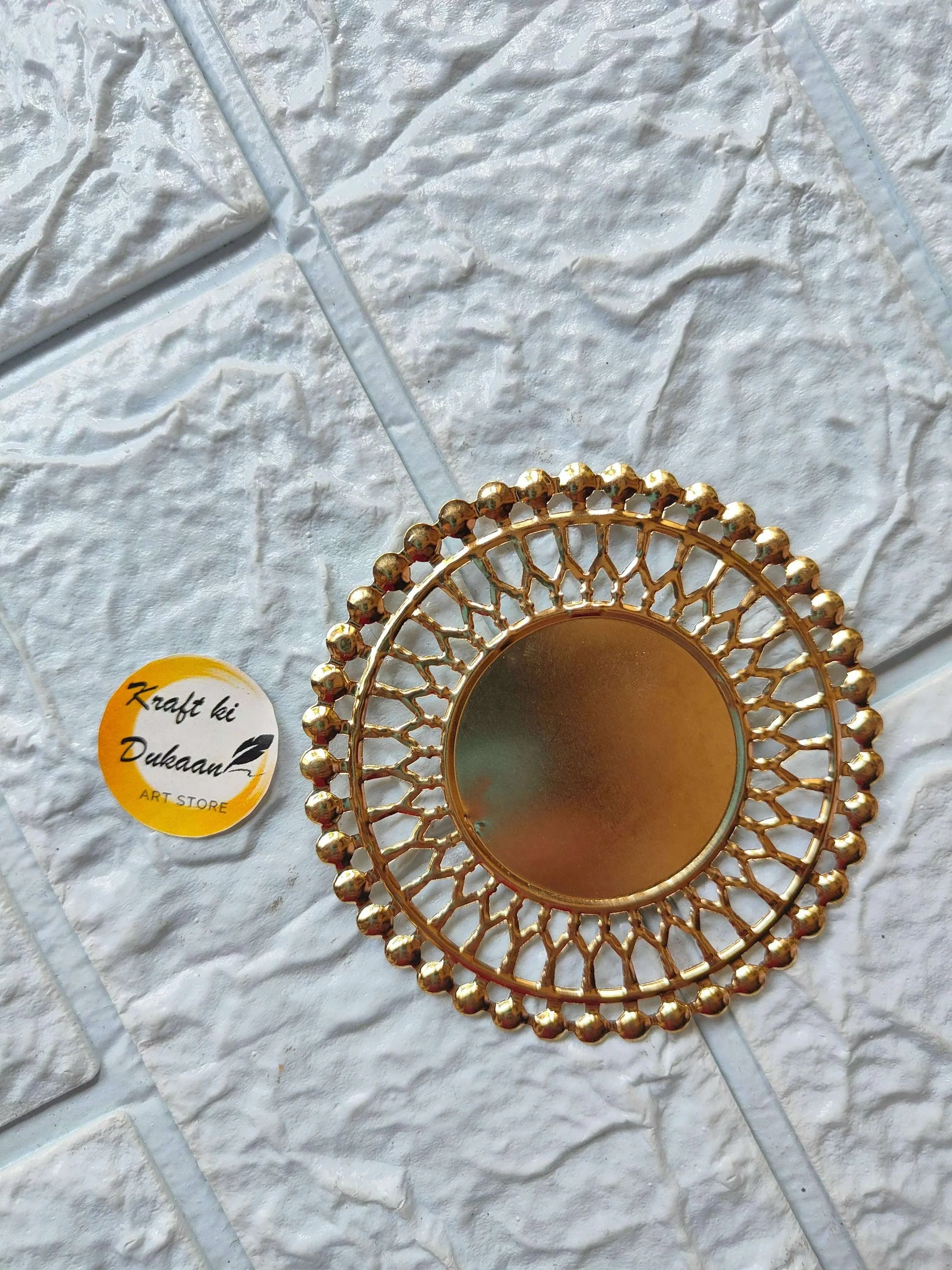 Golden round t-light plate in metal lattice with beaded rim (A1)