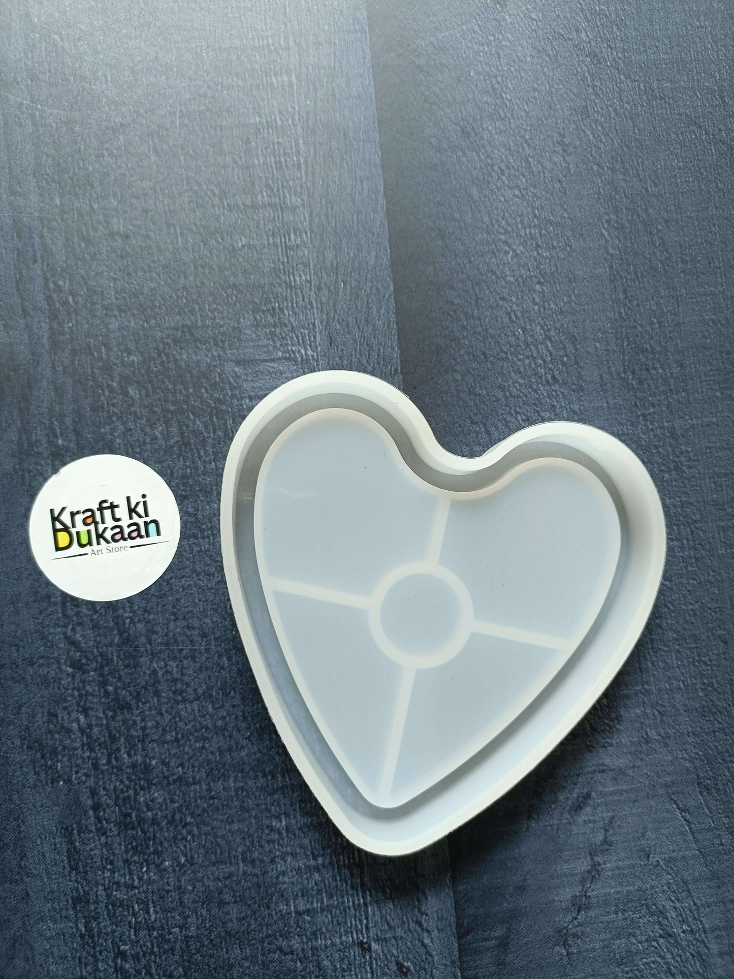 Heart edge mould in white with rounded outline and central circle divider