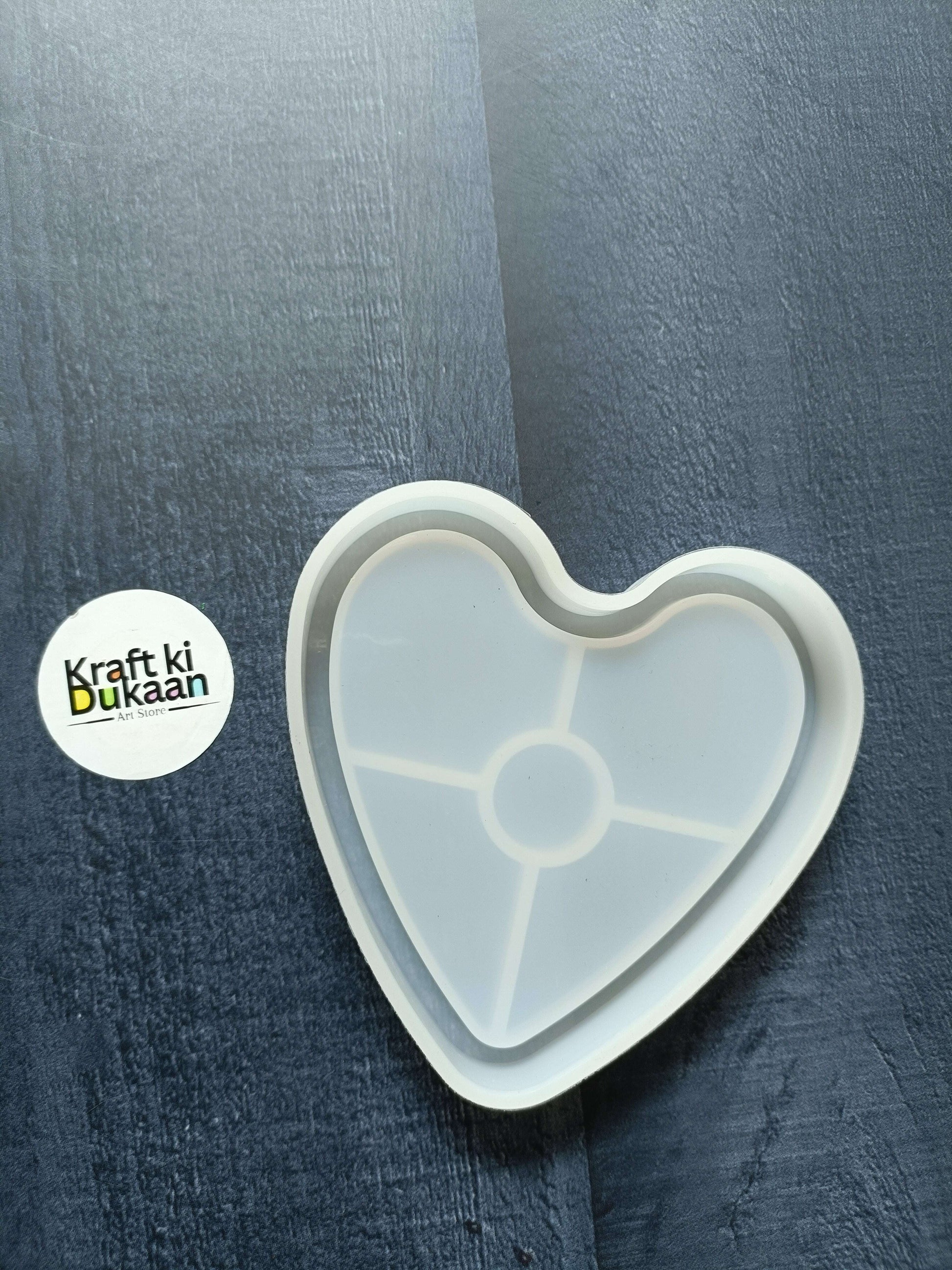Heart edge mould in white with rounded outline and central circle divider