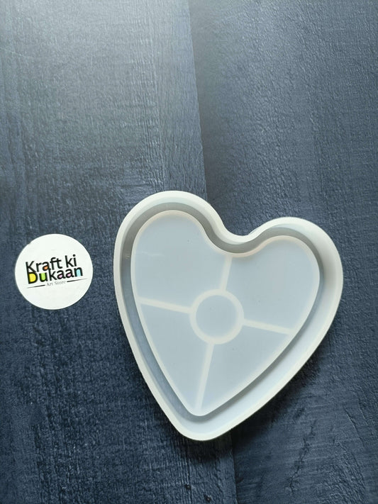 Heart edge mould in white with rounded outline and central circle divider