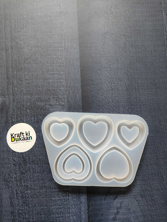 5-cavity heart mould with five raised heart shapes in a rectangular silicone tray