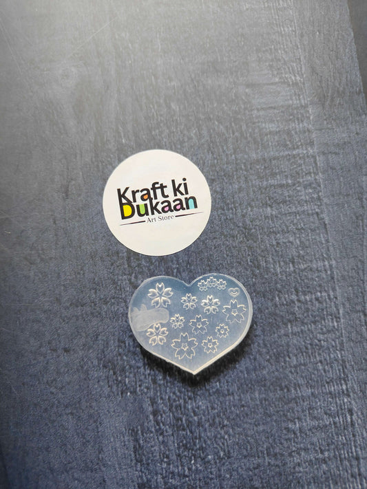 Nail art mould heart-shaped clear plate with white floral motifs