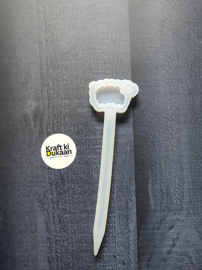 Pen mould showing rounded cloud top opening and long pointed handle, white mould.