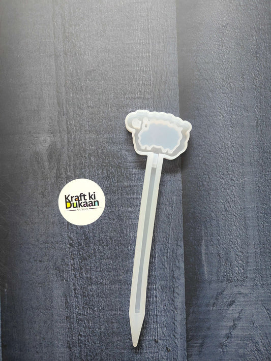 Pen mould with scalloped cloud-shaped top and pointed handle, white silicone form.