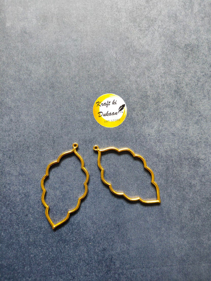 Gold-tone leaf bezel pendant frames, scalloped quatrefoil outline with loop