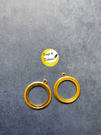 Round thick bezel set in gold-tone: 2 circular rings with top loops