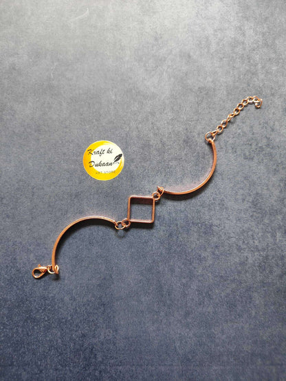 Rose gold bracelet with curved bar, square link pendant and chain clasp