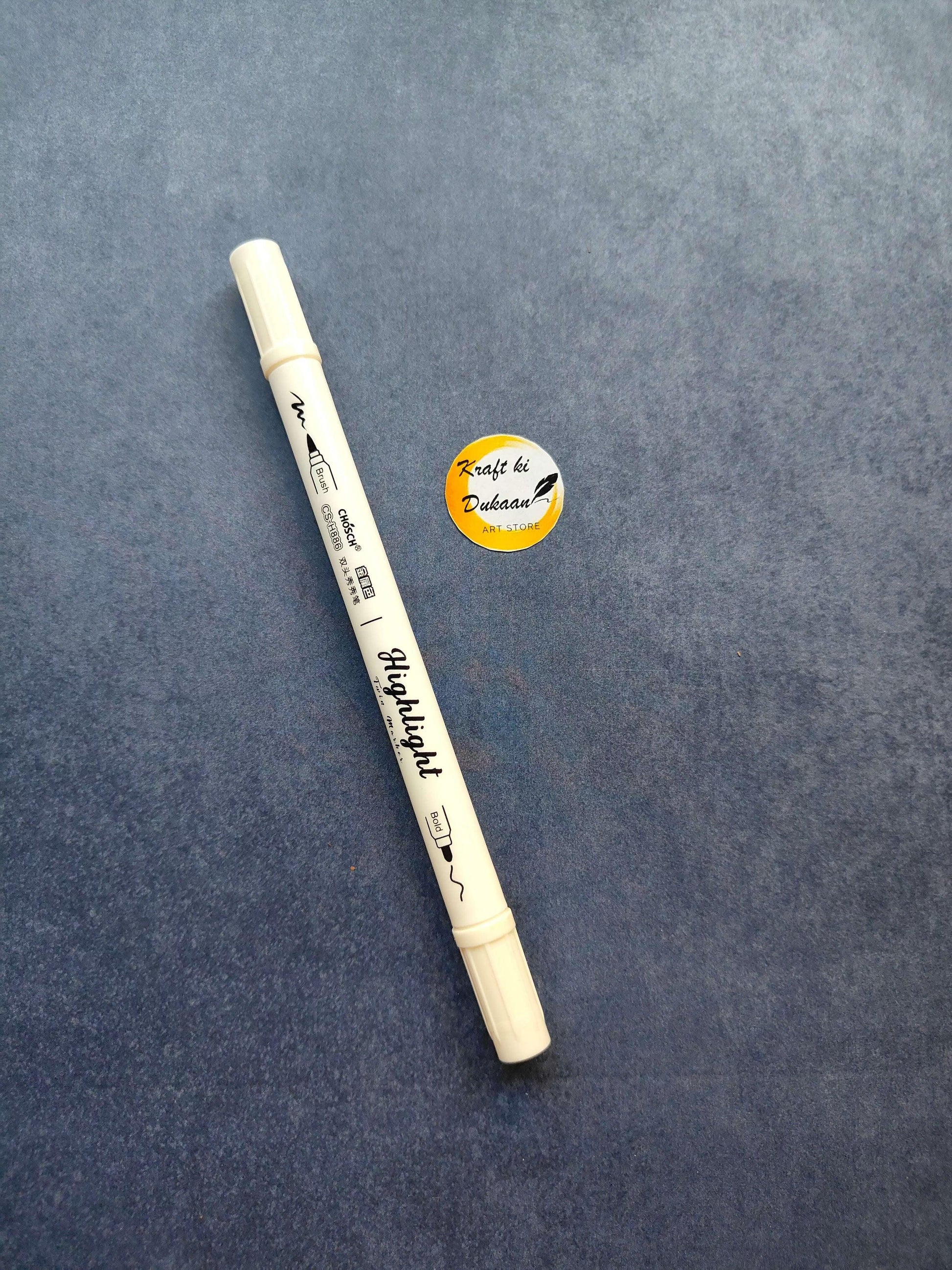 White metallic twin-tip marker with cap on one end