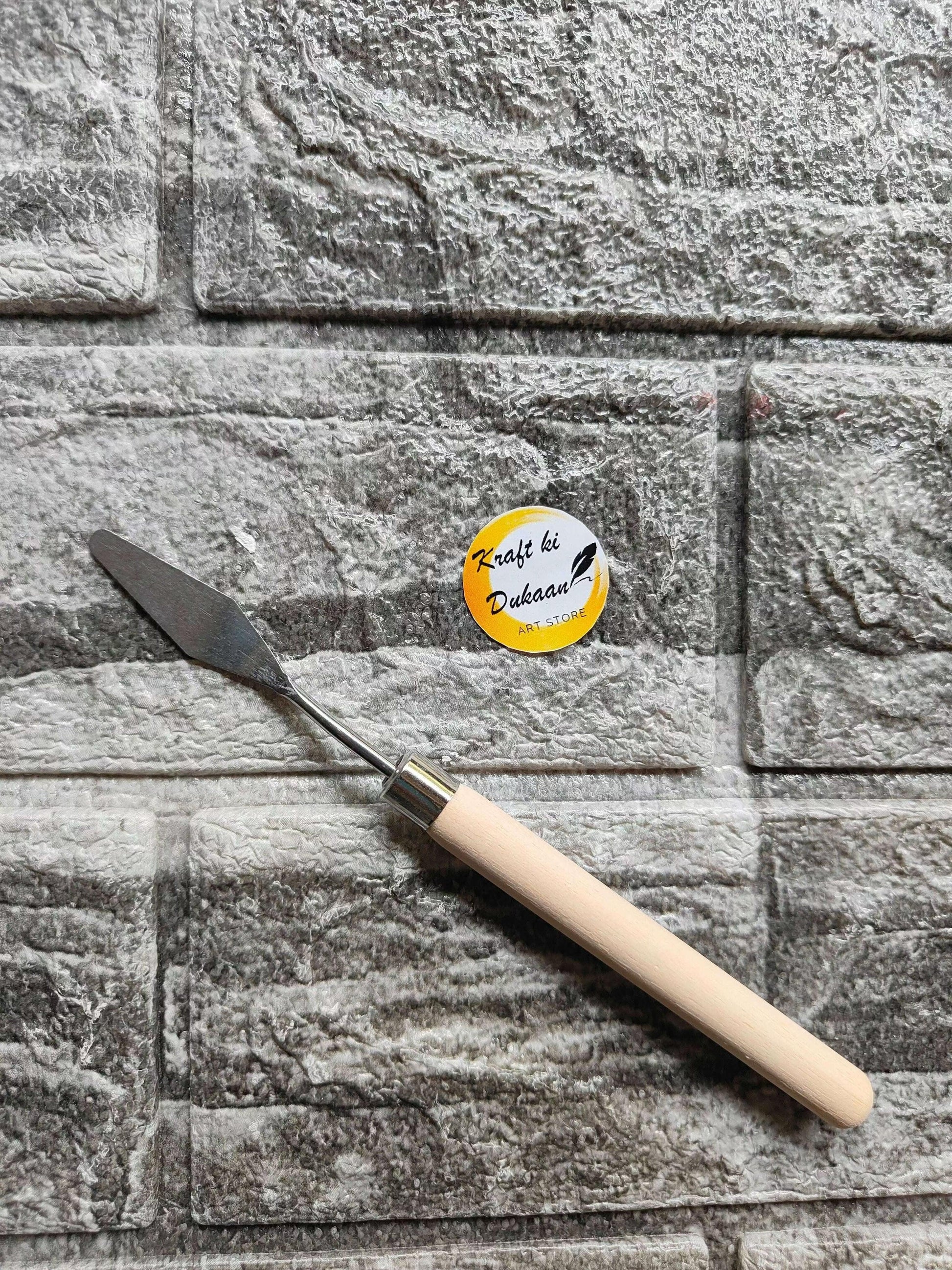 Painting knife A4 with wooden handle and metal blade