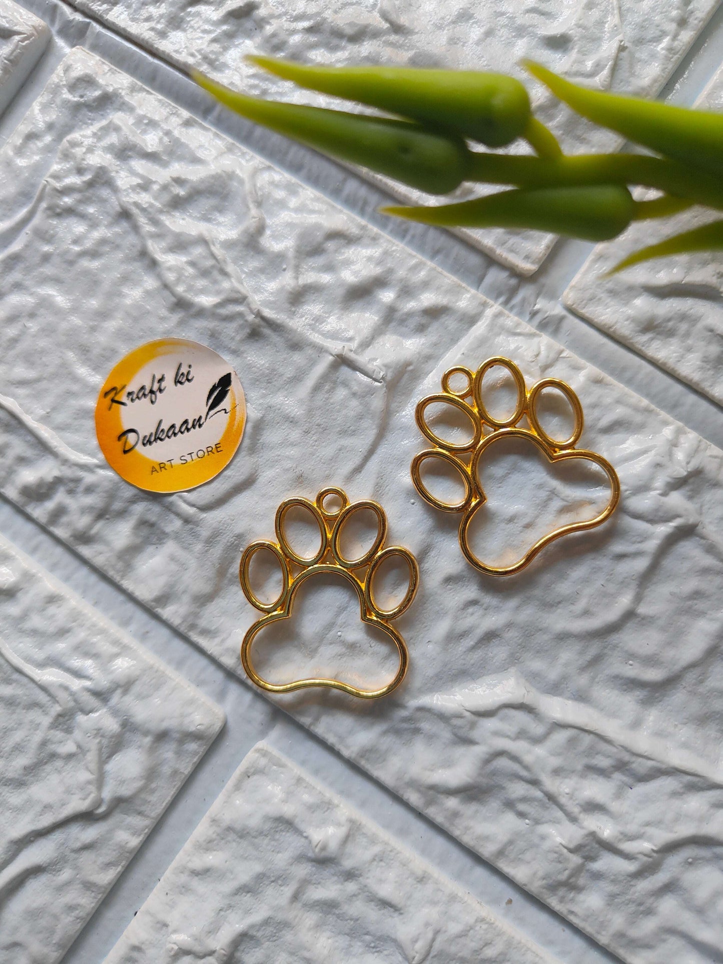 paw-bezel-pendant-set-gold-colored-open-paw-shape