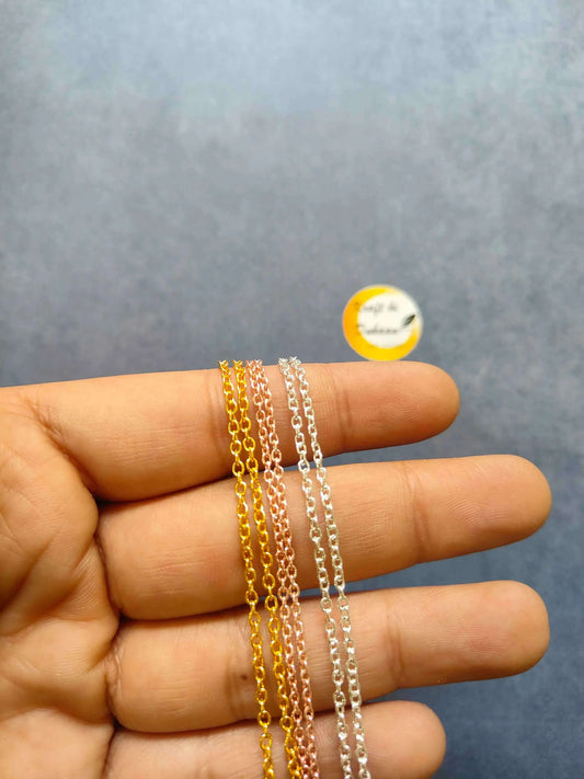 Pendant short chain P1: gold-tone, rose-gold and silver-tone chain links held in hand