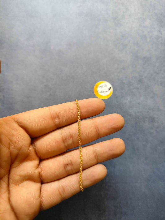 Pendant short chain P1 in gold-tone, fine chain with clasp shown on hand