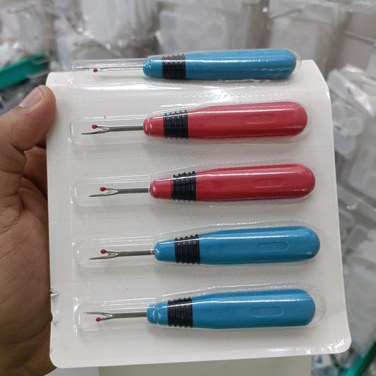Set of retractable thread cutters with red and blue handles in blister tray