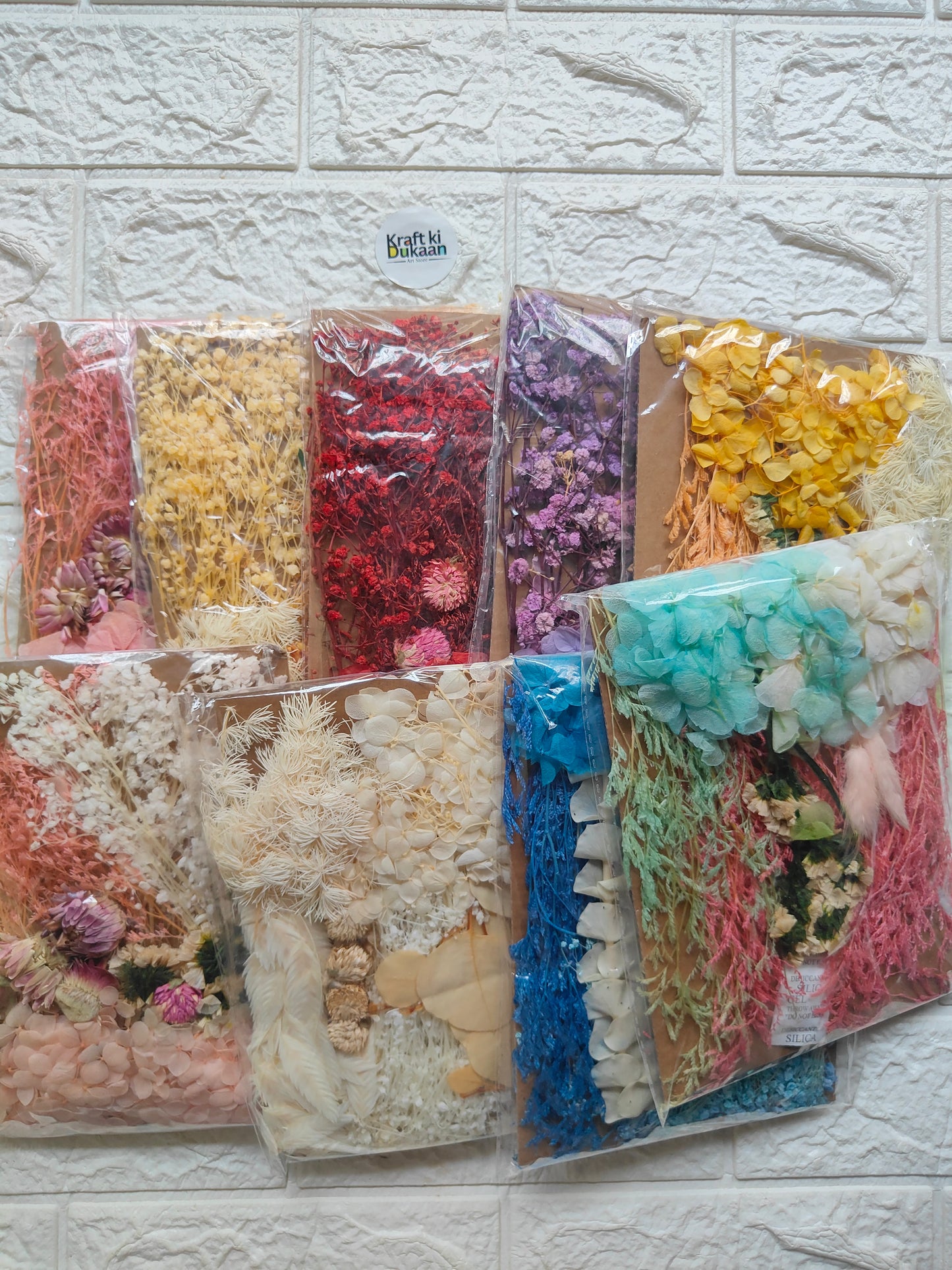 Assorted dried flower card packing gift packs in clear wrap, various colors