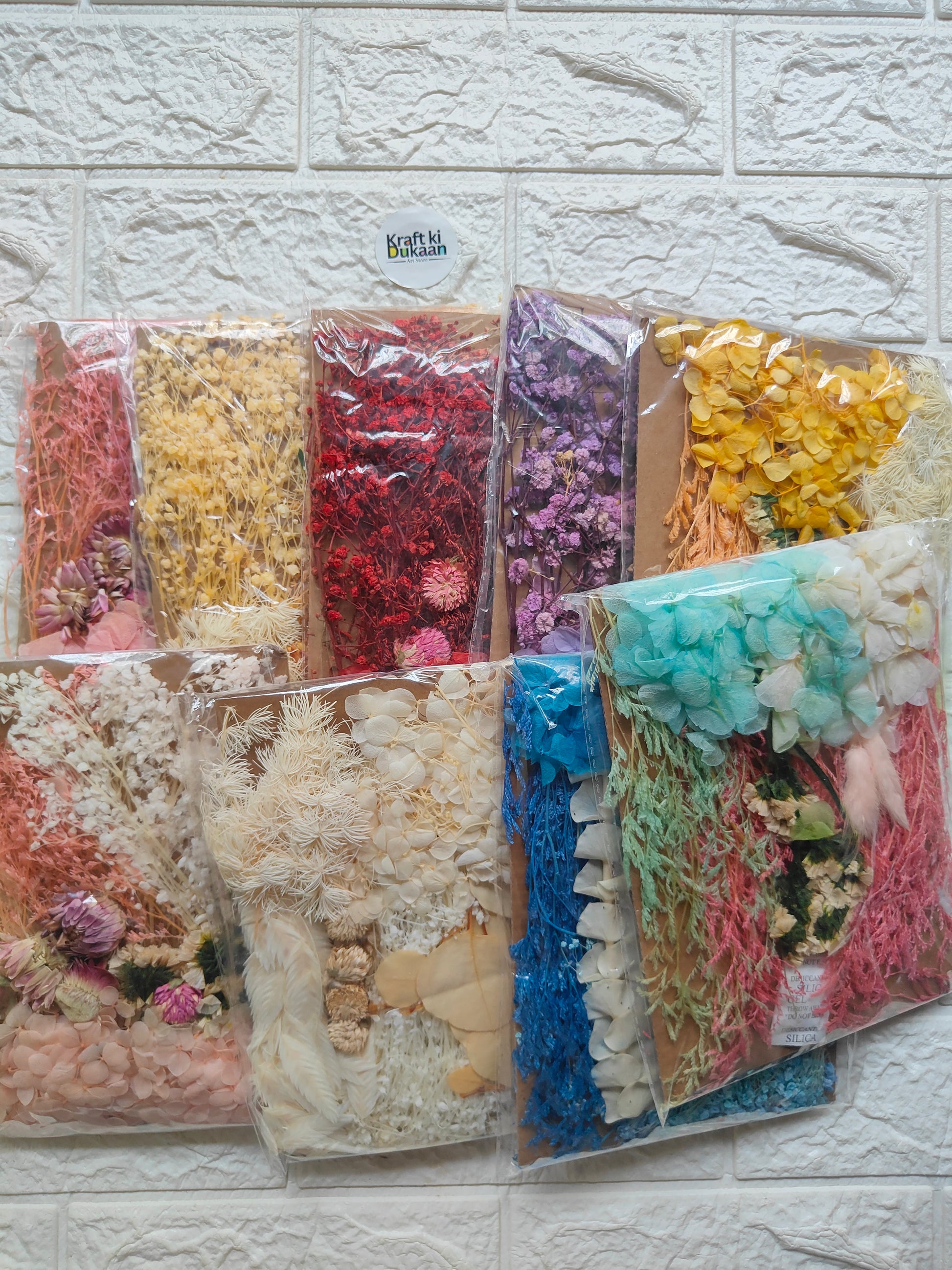 Assorted dried flower card packing gift packs in clear wrap, various colors