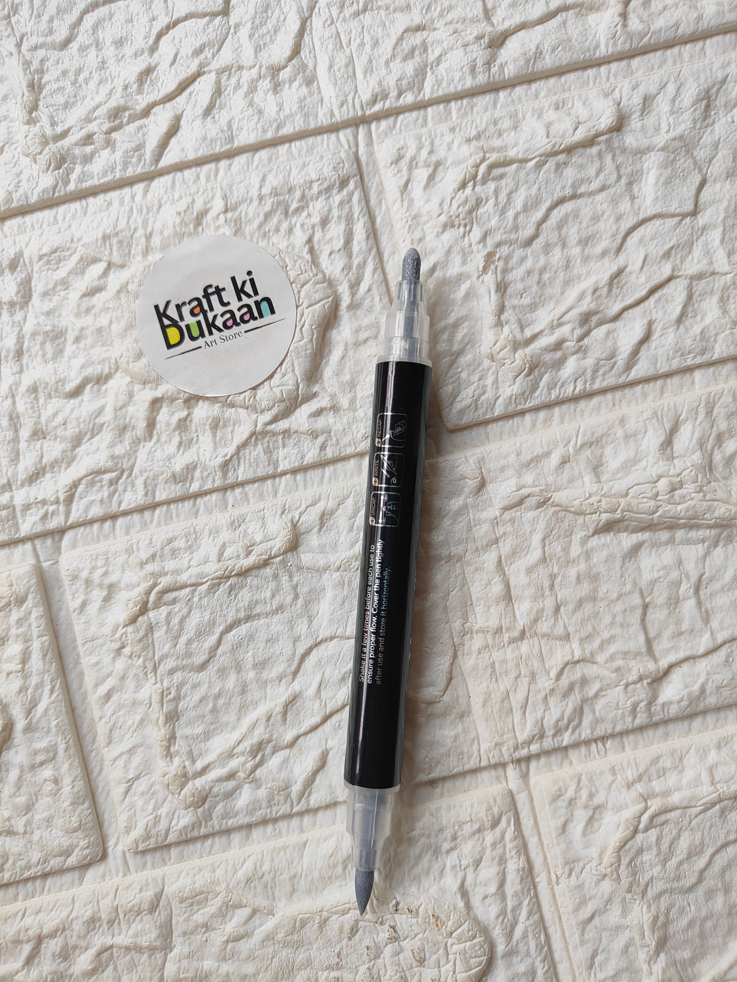 Single dual-tip metallic acrylic marker in silver with visible nib