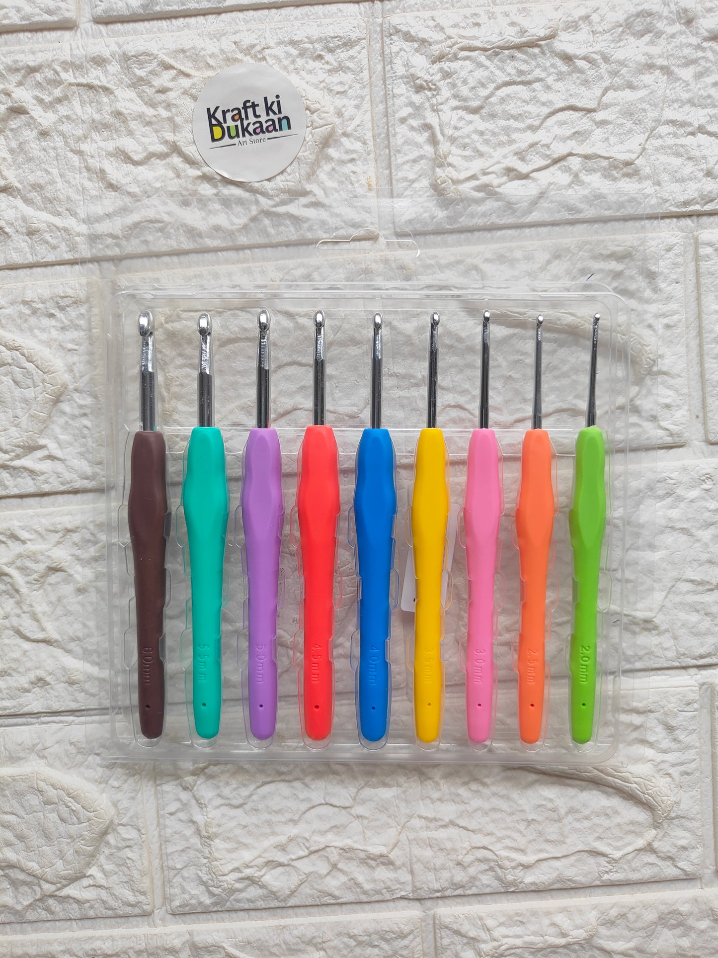 Knitting needle set with assorted color handles and silver tips
