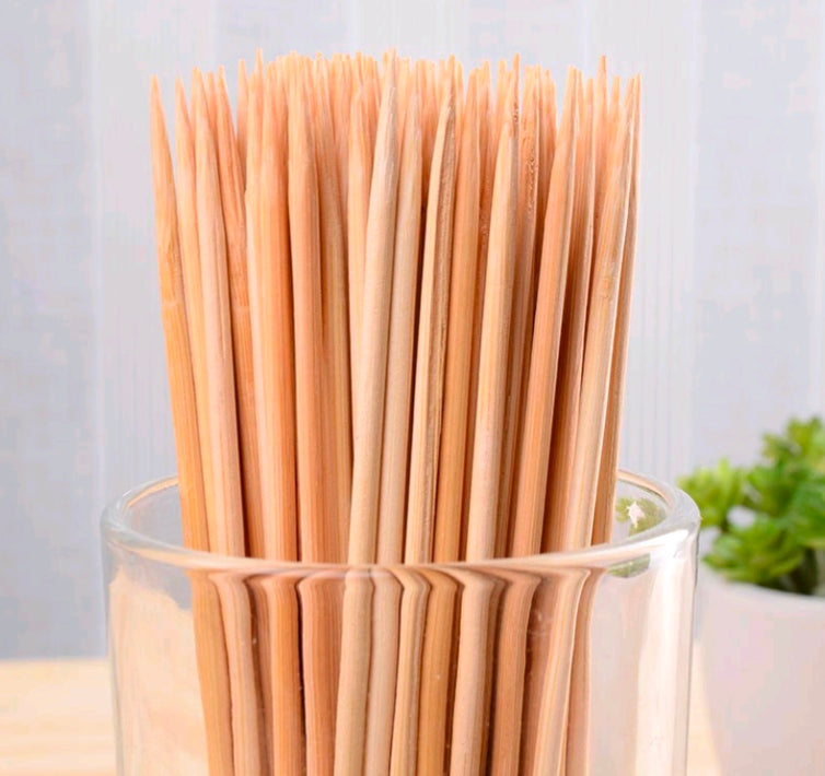 Natural bamboo chopsticks, 3 mm, standing upright in clear cup