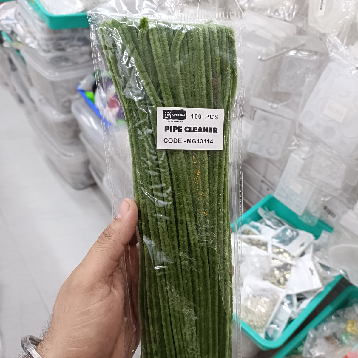Green pipe cleaner pack of 100, bundled in clear plastic sleeve
