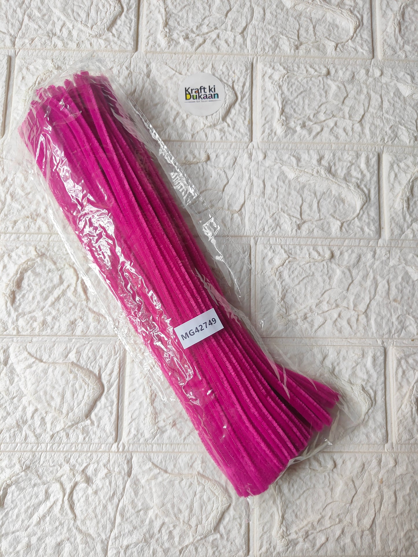 7mm pipe cleaner pack of 100, bright pink straight stems in plastic wrap