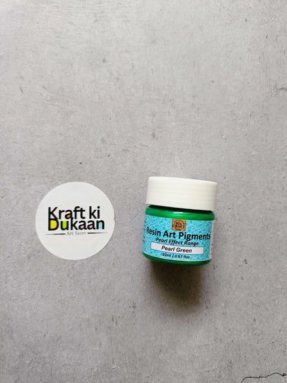 Pearl opaque pigment jar in Pearl Green, white label, green cap, 20 ml