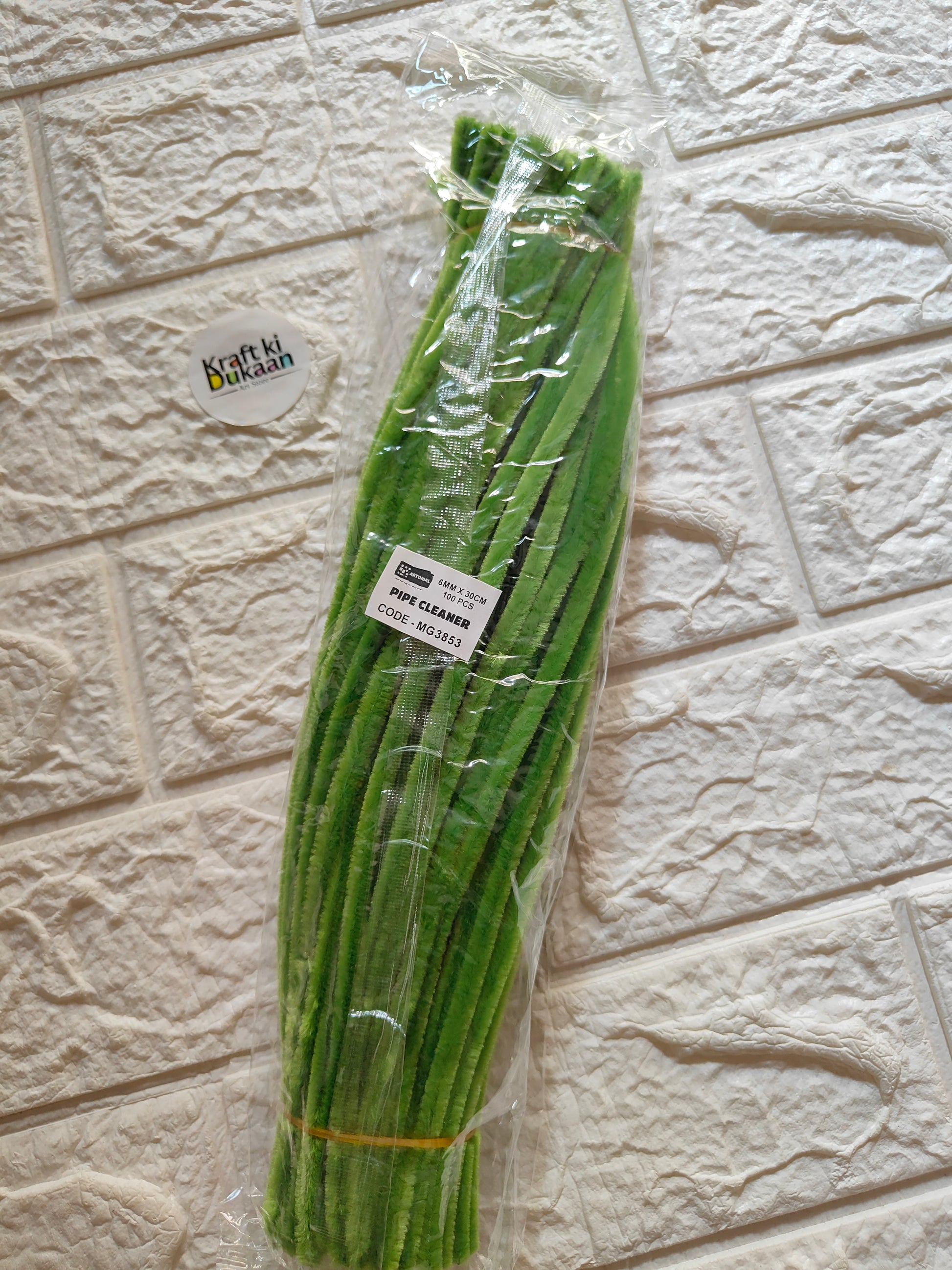 Pipe cleaners, grass green pack of 100 in clear bag