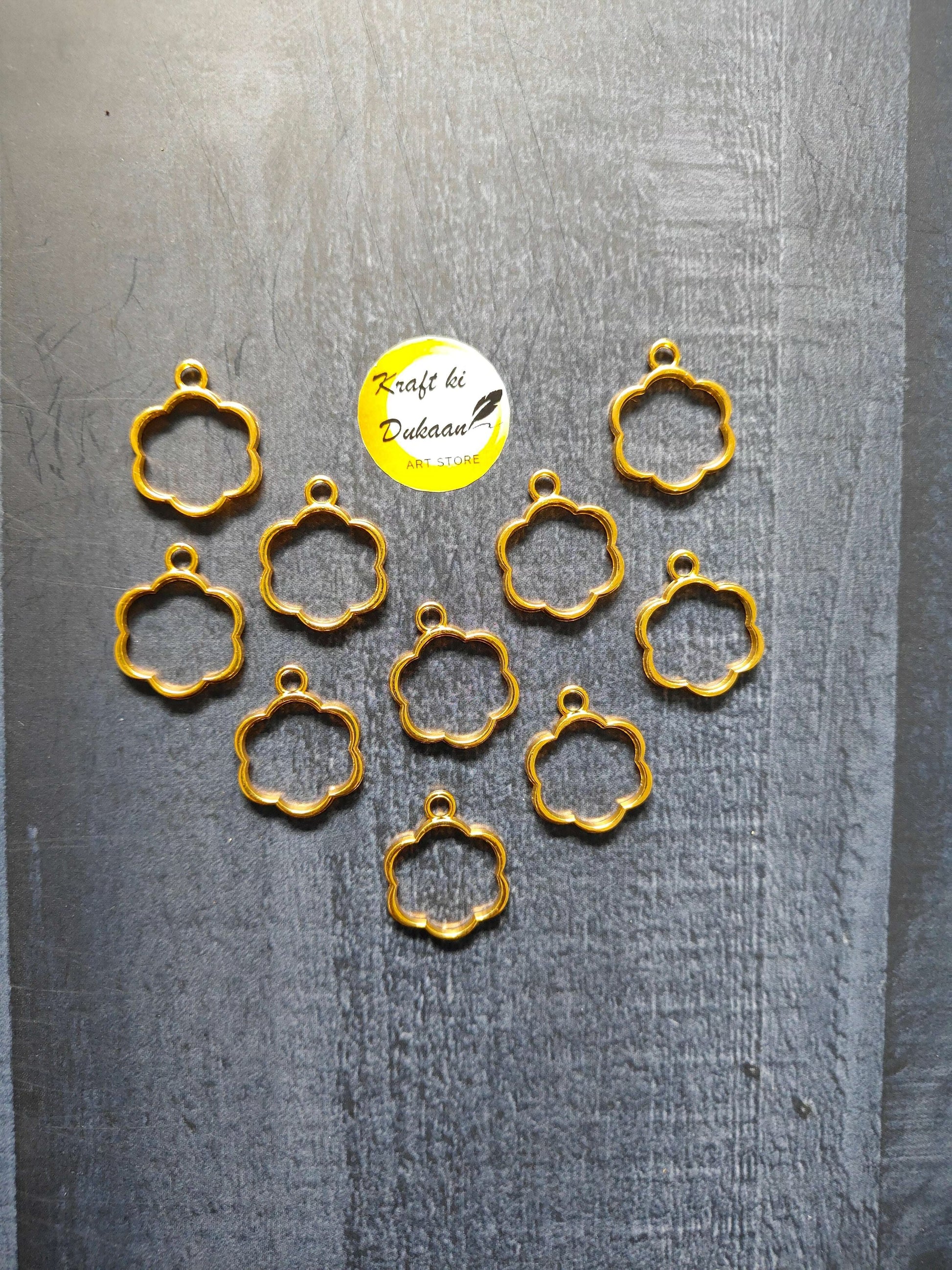 Gold flower-shaped bezel pendant set of 10, plain scalloped edges