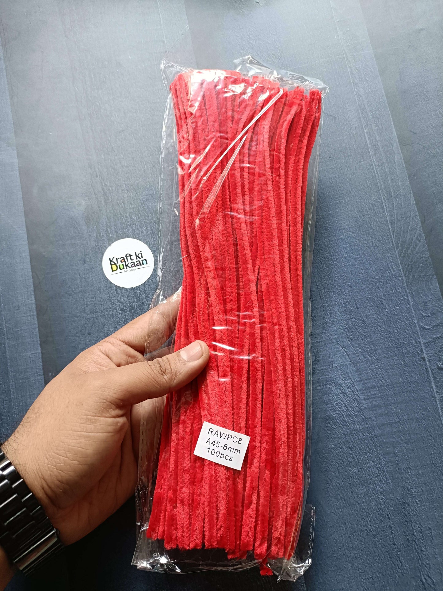 Pipe cleaner plain pack, red, 8mm, 100 pcs, clear bag held in hand