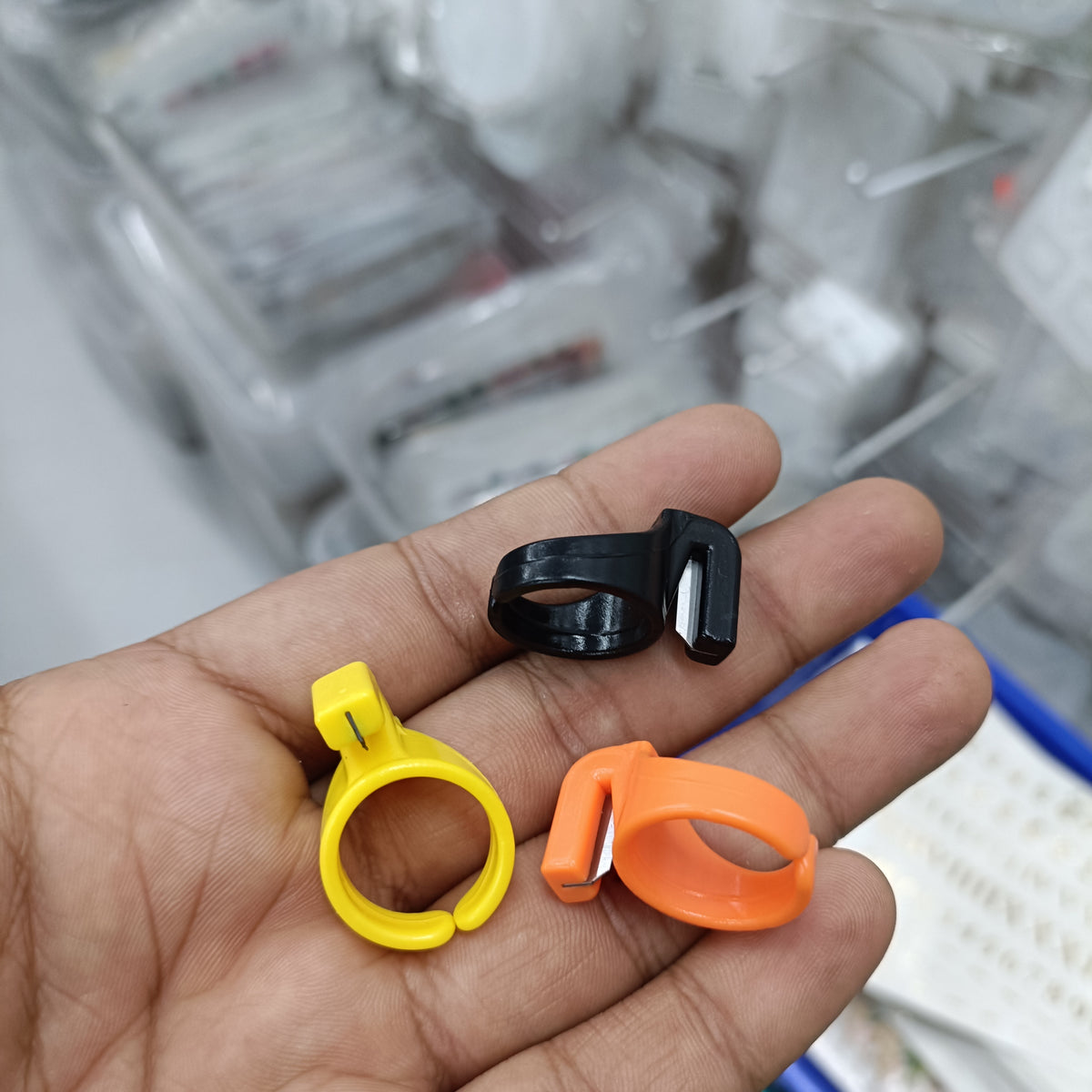 Thread cutter ring set: black, yellow and orange plastic rings with cutting slot