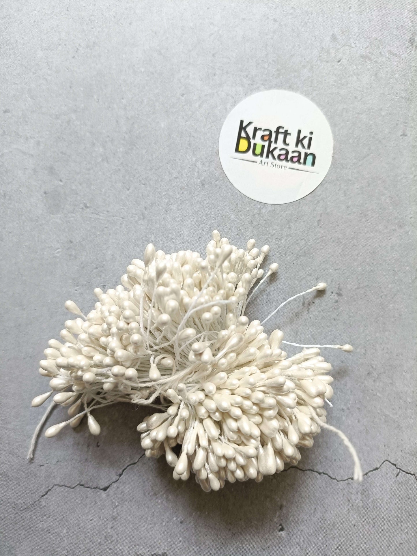 White pollen bunch with clustered pearl-like buds on thin stems