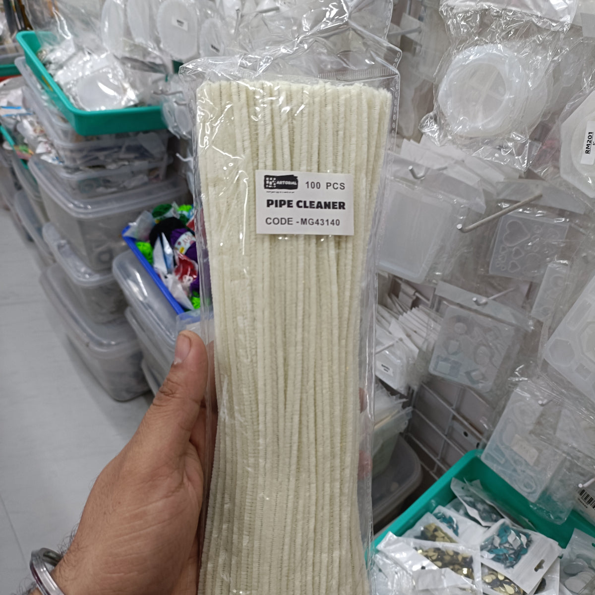 Off-white pipe cleaner pack of 100, bundled in clear plastic sleeve