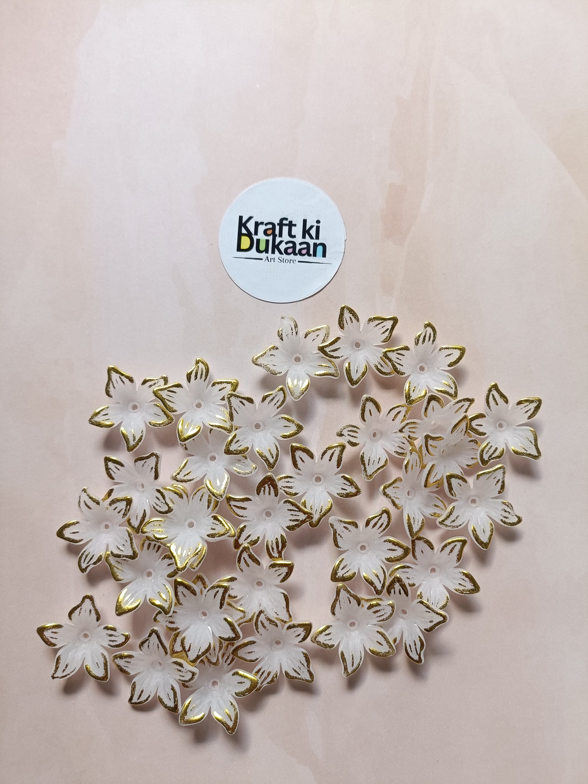 Gold and white flower beads, 50-piece pack arranged in a circle