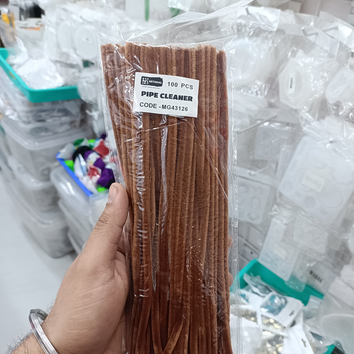 Brown pipe cleaner pack of 100, bundled in clear plastic sleeve