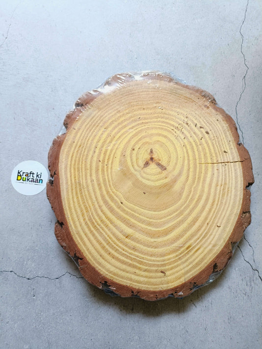 Round wooden slice with visible tree rings and dark bark edge, 22–25 cm