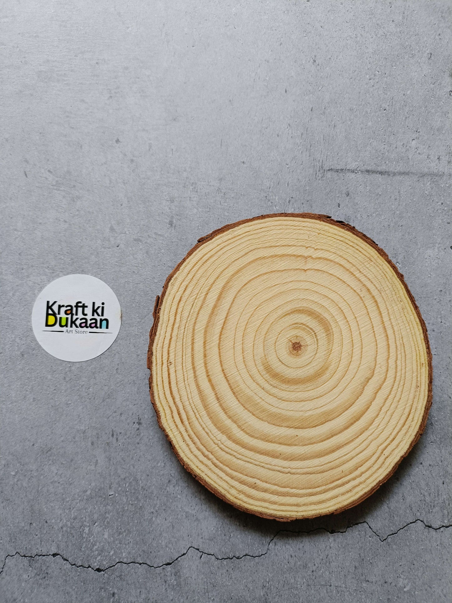 Round wooden slice, 12-13 cm, natural light wood with bark edge and wood grain rings