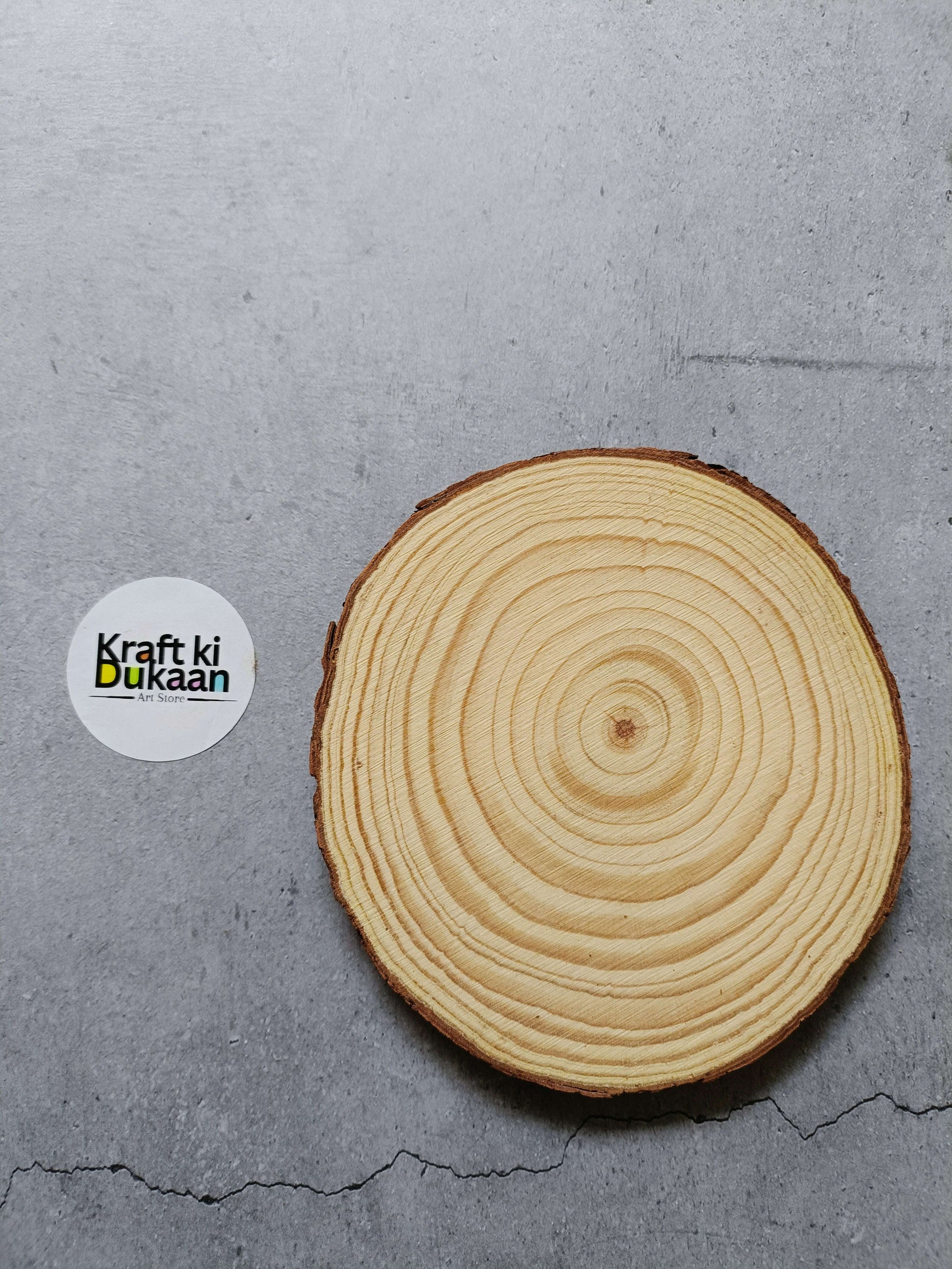 Round wooden slice, 12-13 cm, natural light wood with bark edge and wood grain rings