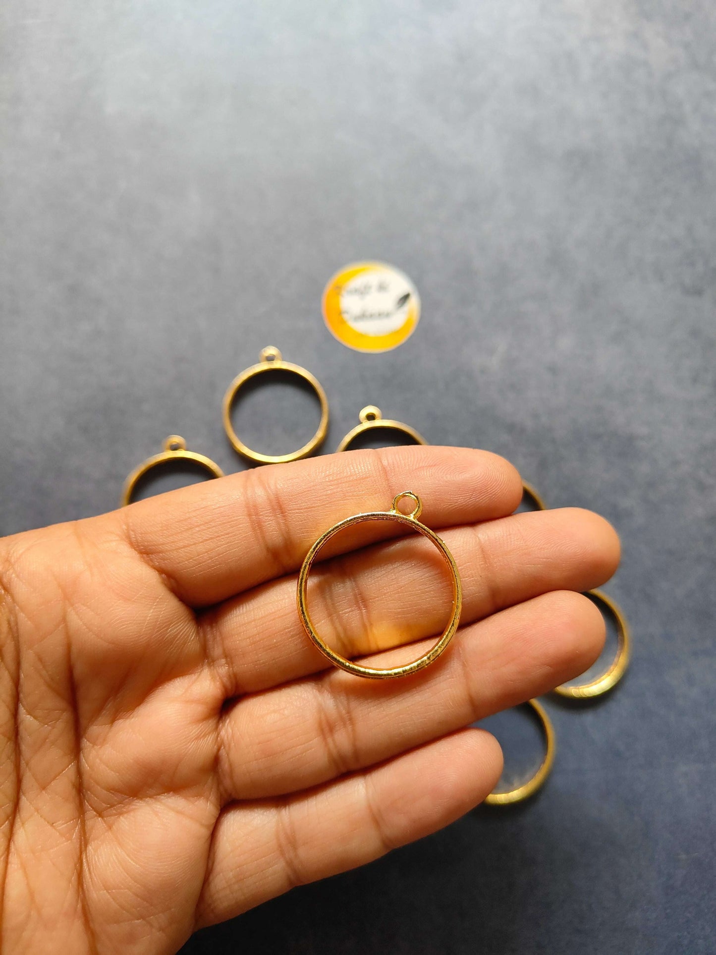 round-bezel-pendant-set-gold-circle-single