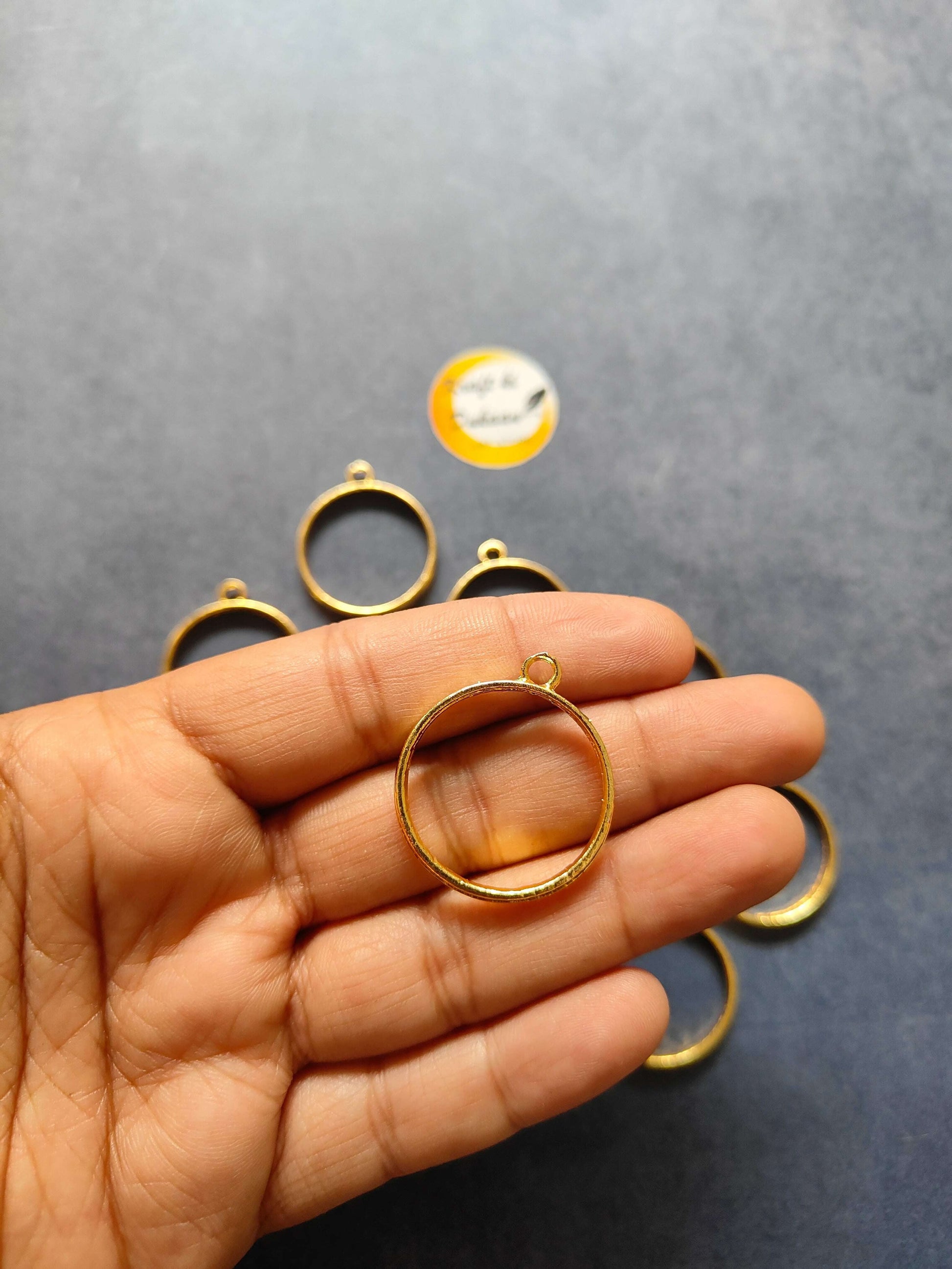 round-bezel-pendant-set-gold-circle-single