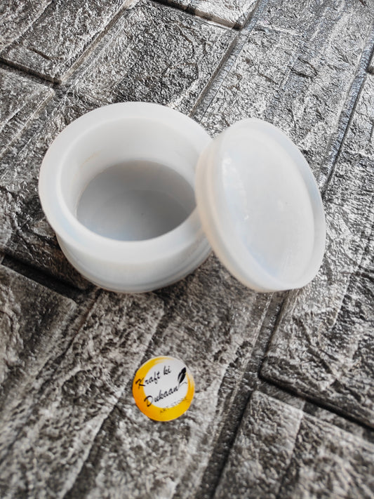 Clear round box resin mould with a lid, perfect for crafting projects and DIY creations
