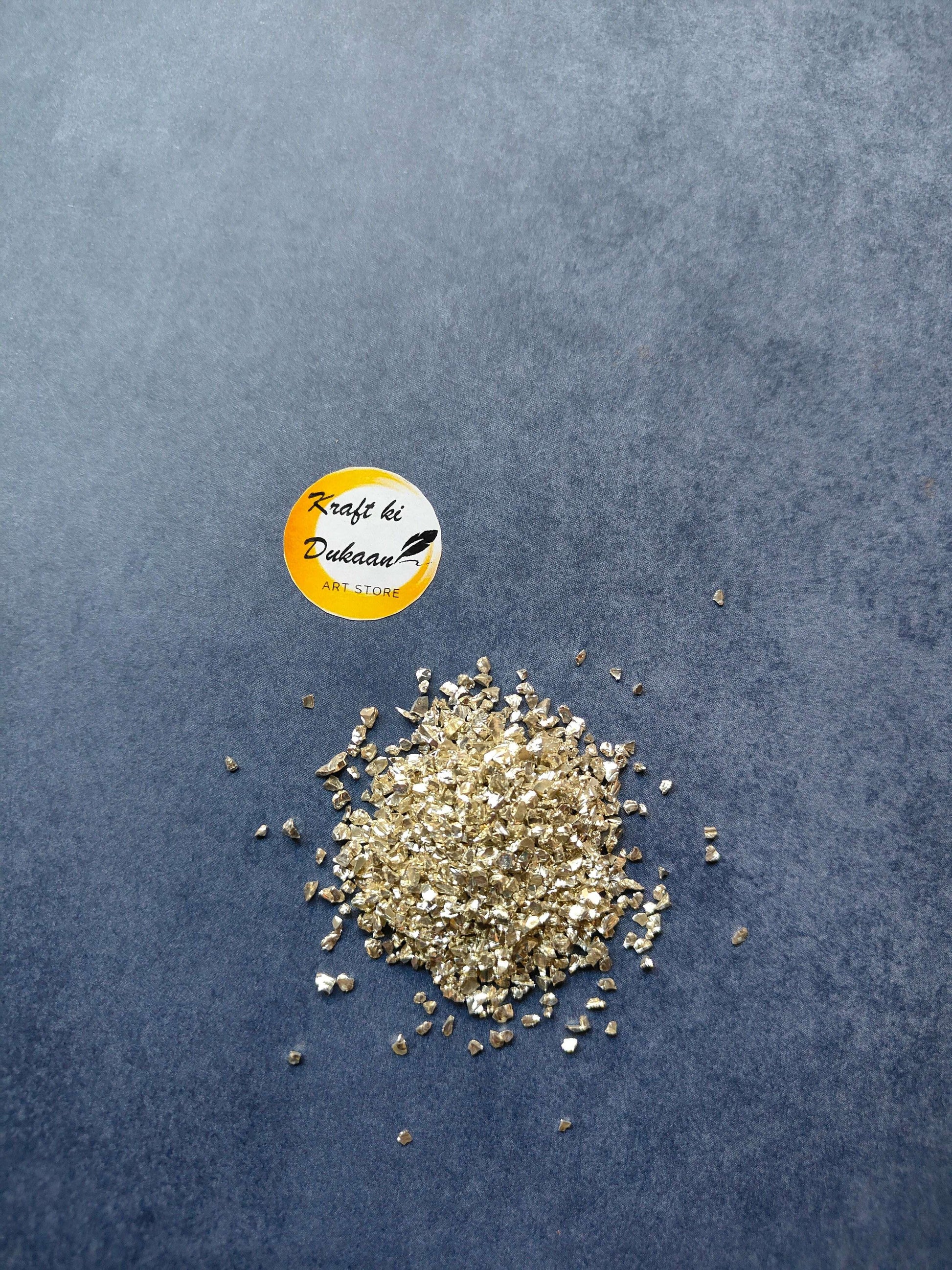 Granules Silver Stones: pile of shiny silver stone granules