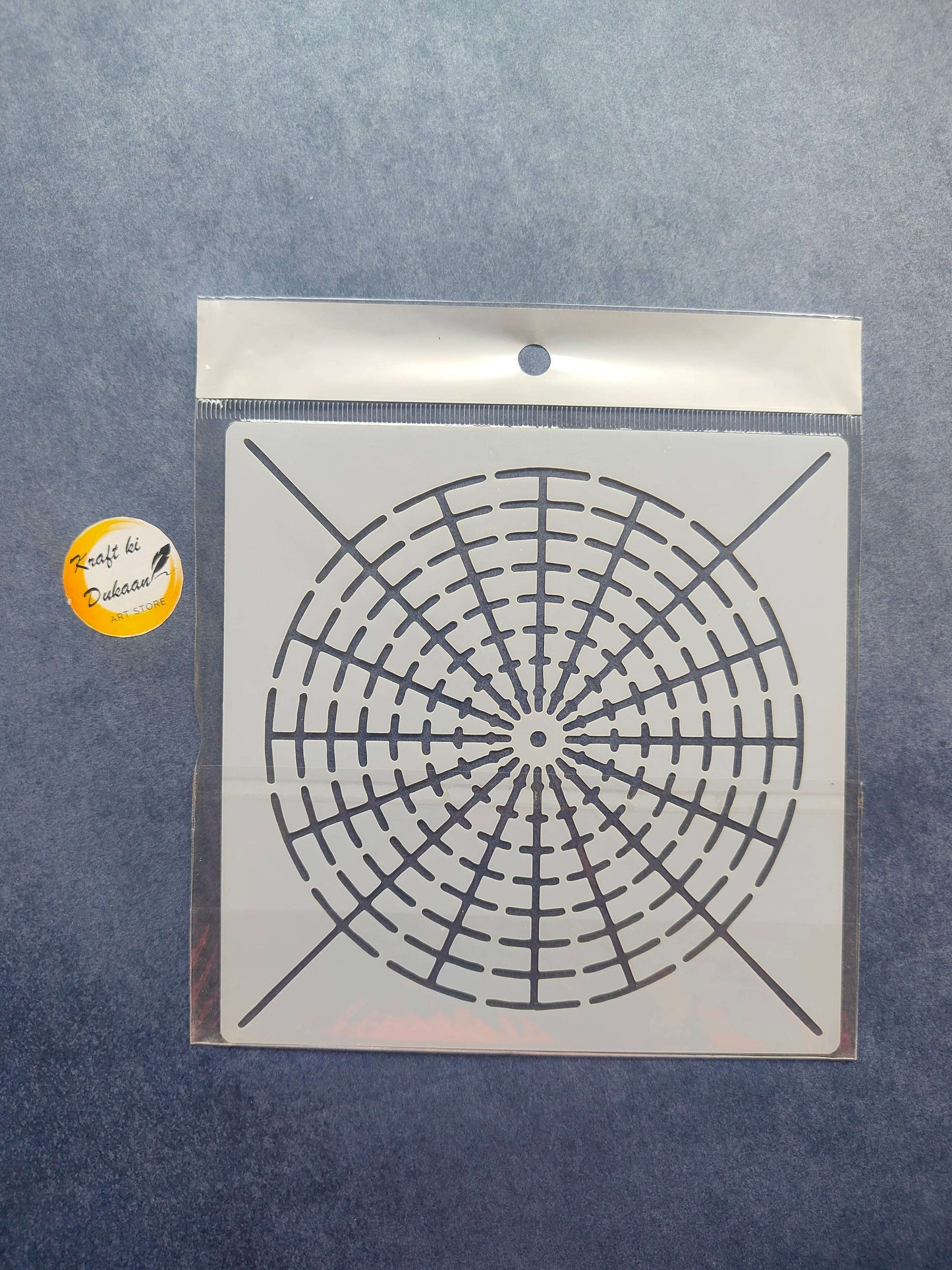 Stencil circular con líneas radiales y marco en forma de cruz