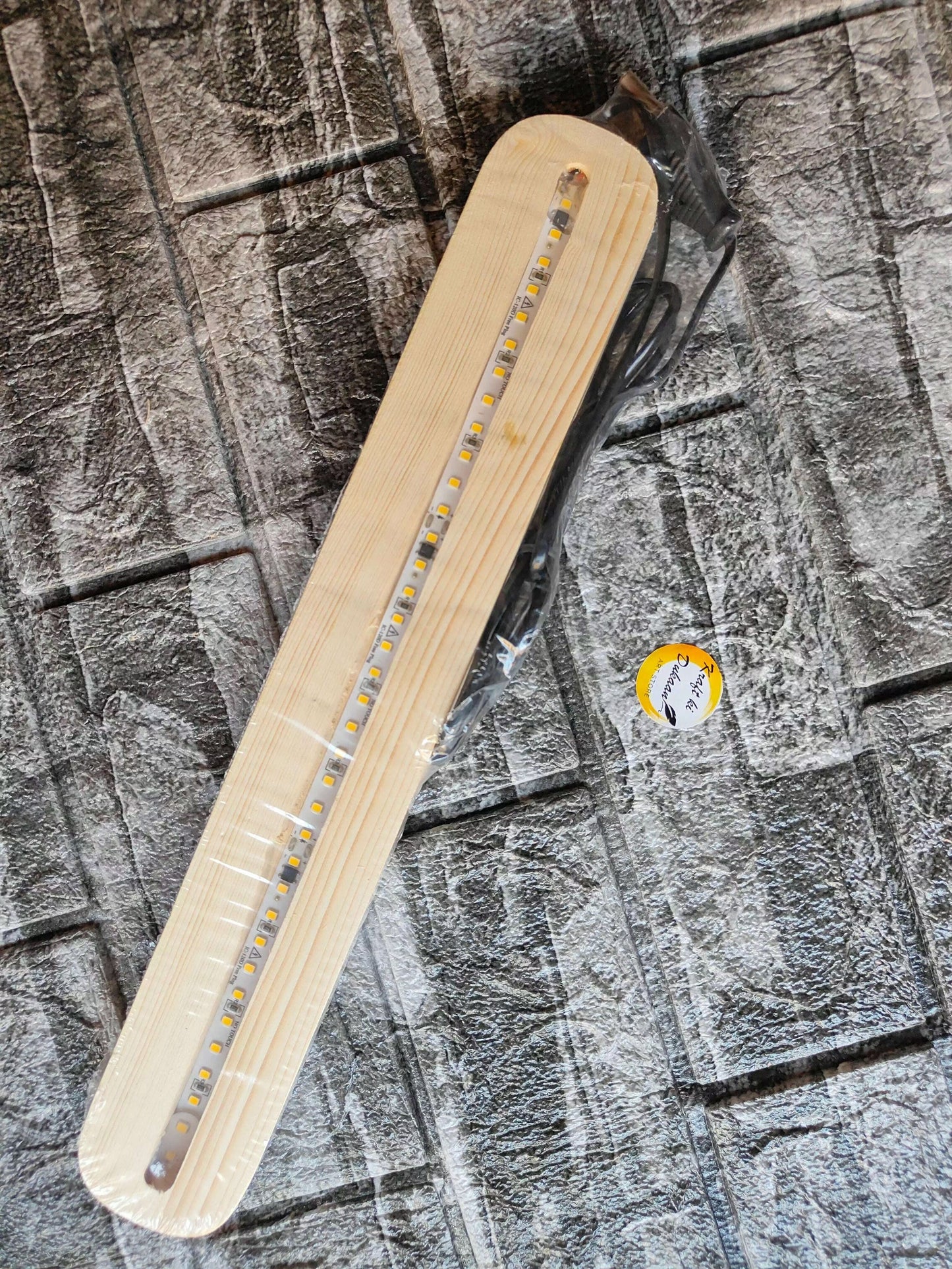 wooden-led-display-stand-thin-design-with-cable